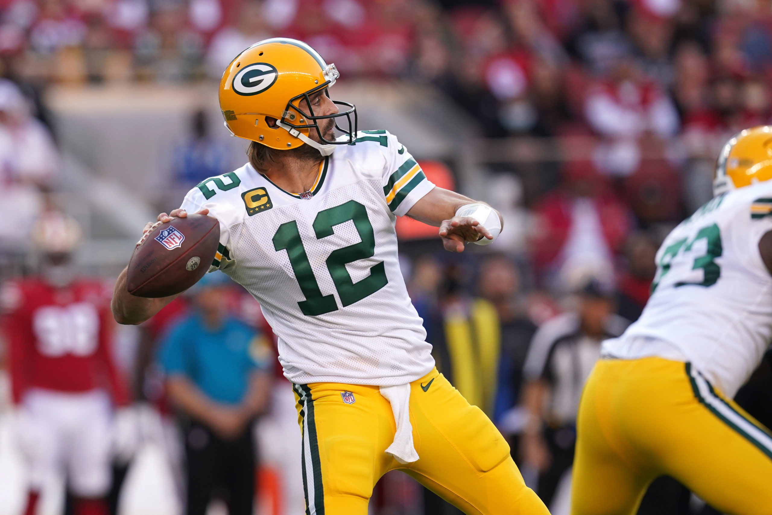 Aaron Rodgers throwing against San Francisco 2021
