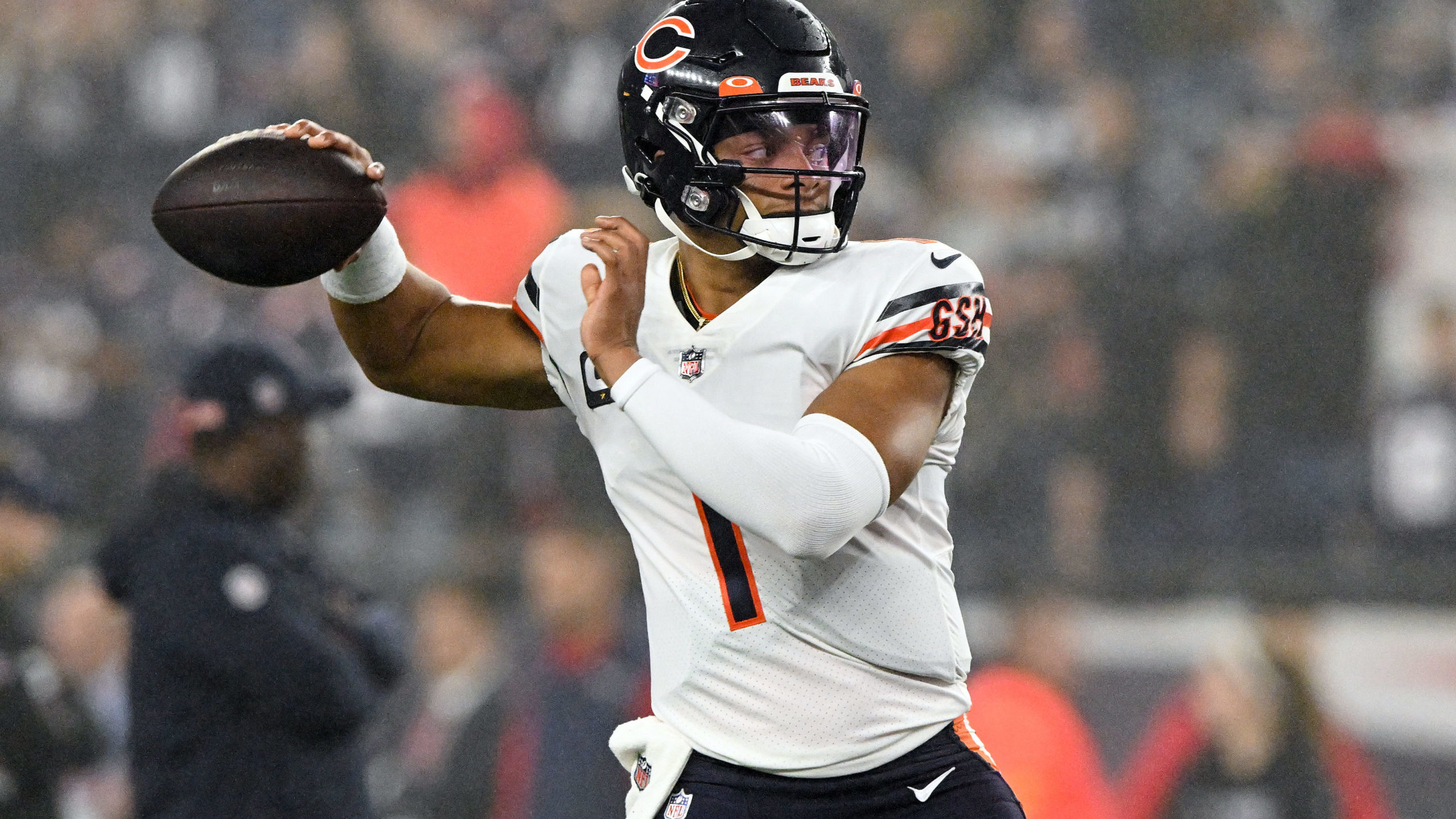 Justin Fields struggles again as Bears ride run game to win