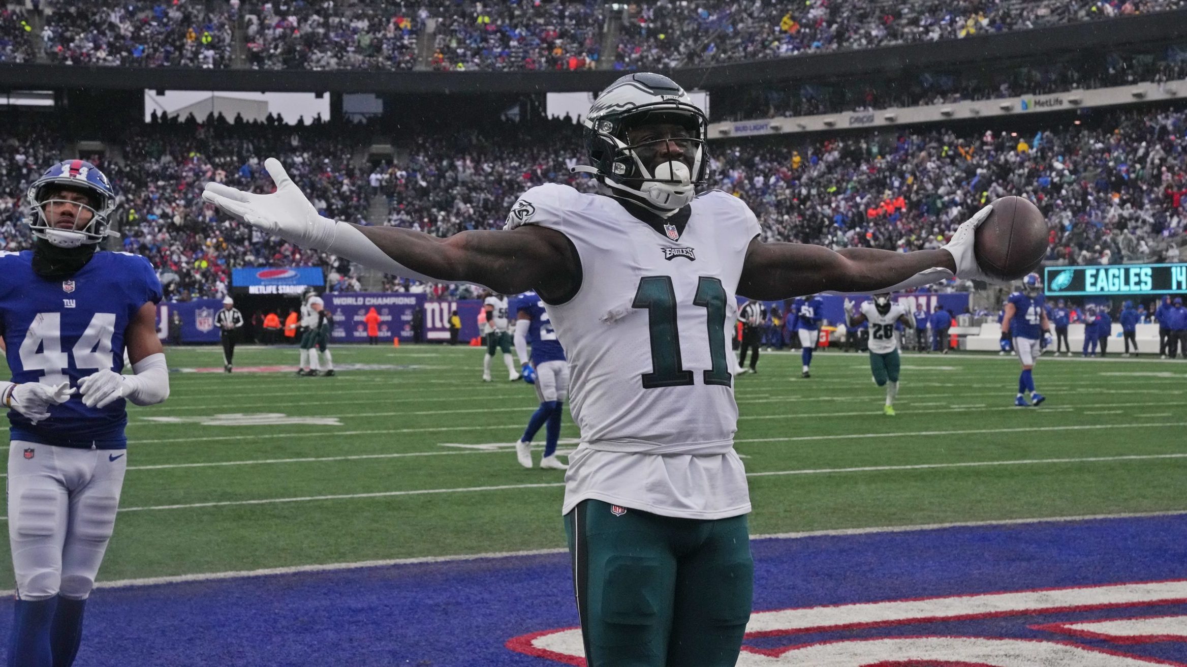 Eagles clinch playoffs with 48-22 win over Giants