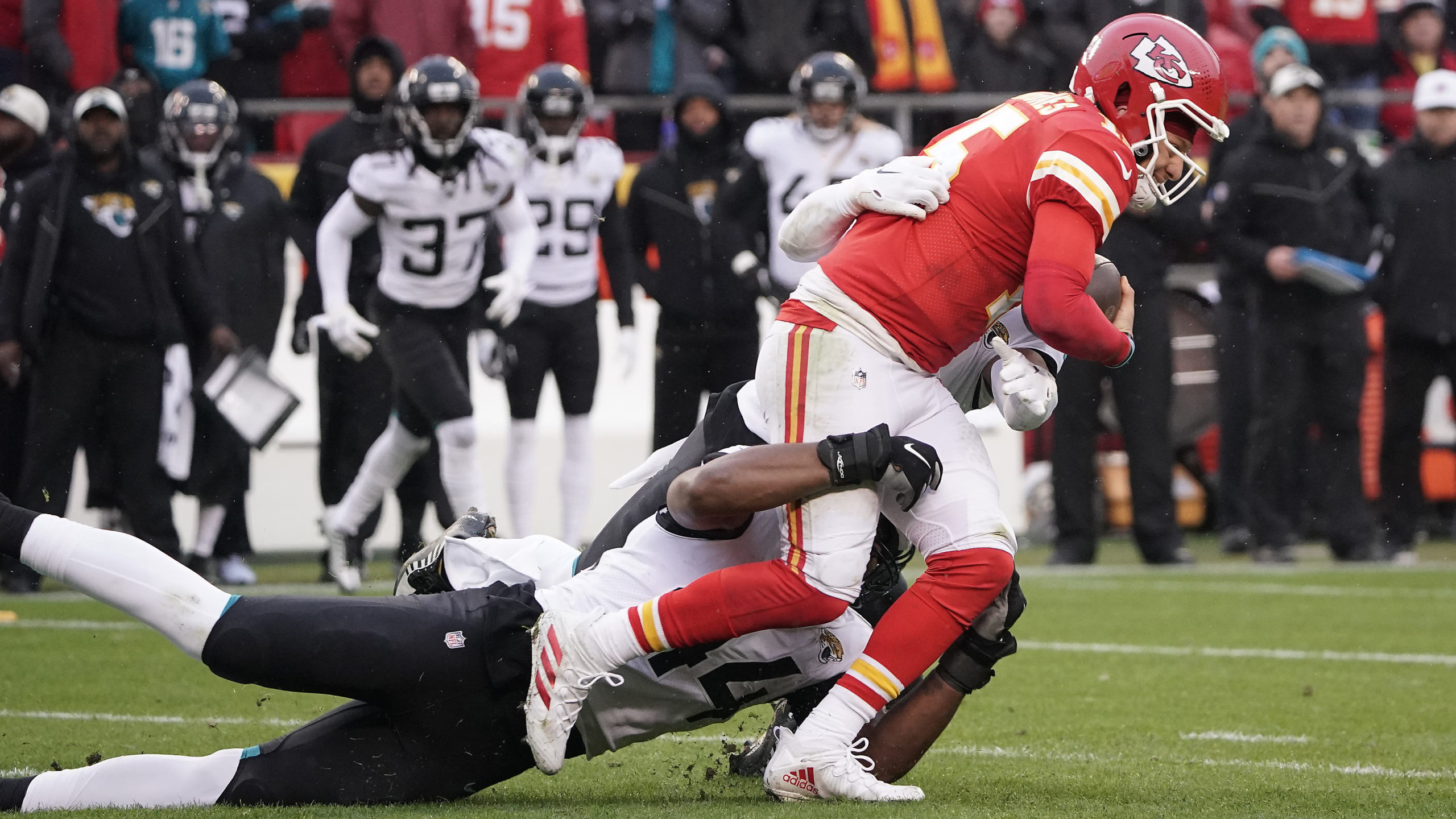 Staying Off Injured Ankle Imperative for Mahomes’ Recovery