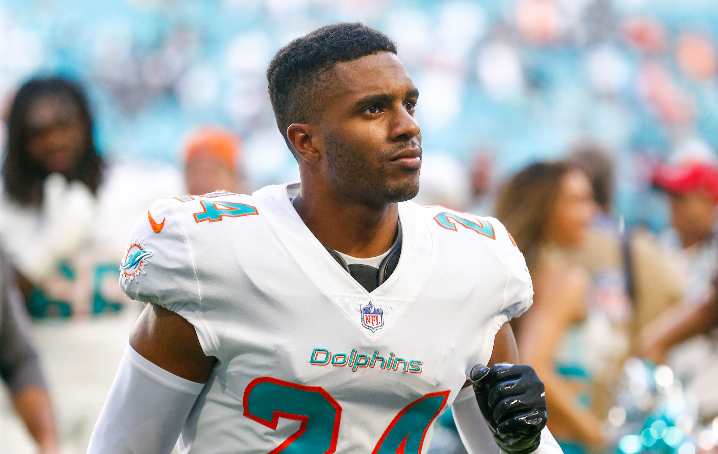Dolphins’ Byron Jones Says He ‘Can’t Run or Jump’ Due to Injuries