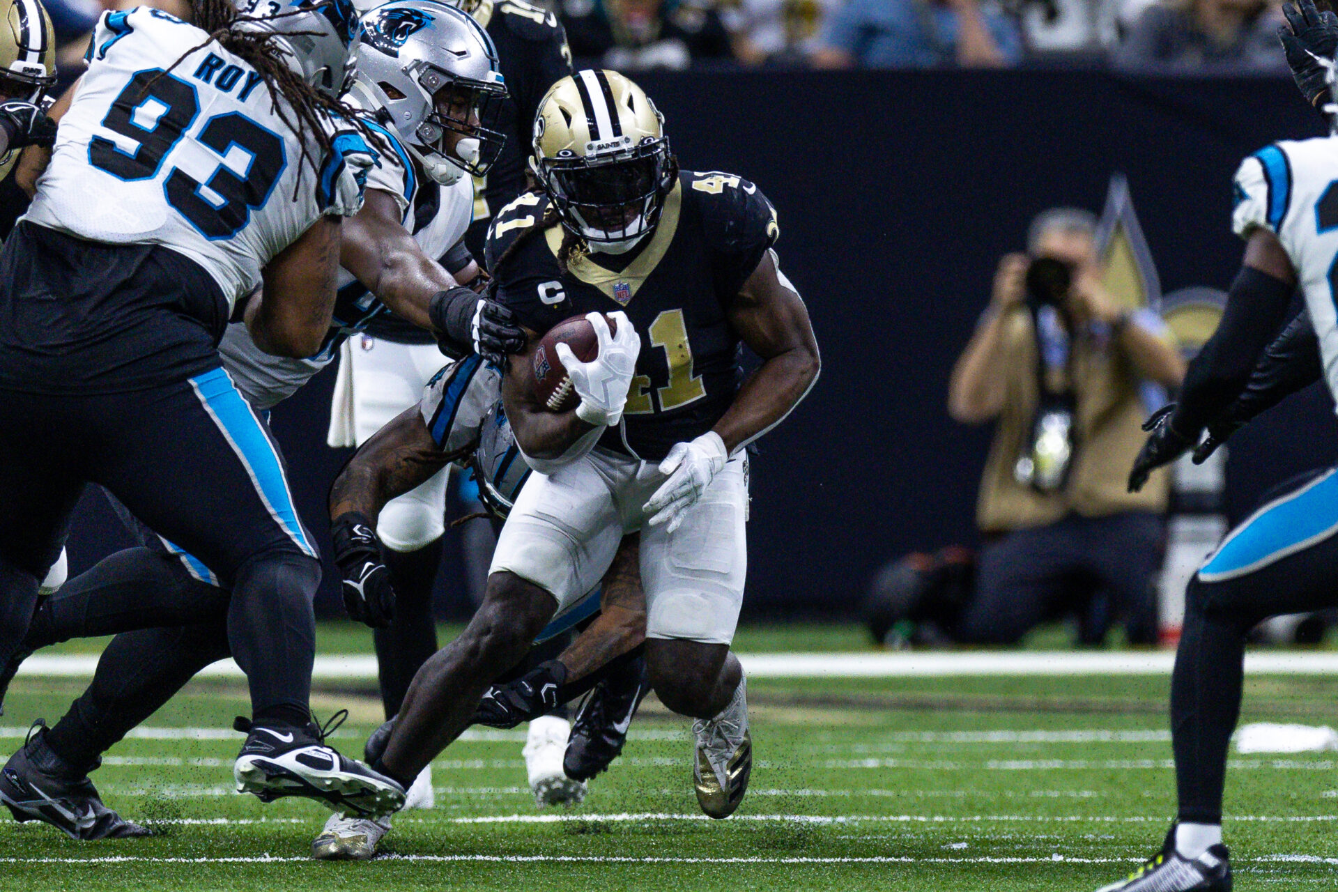 Alvin Kamara running the ball in a game against the Carolina Panthers