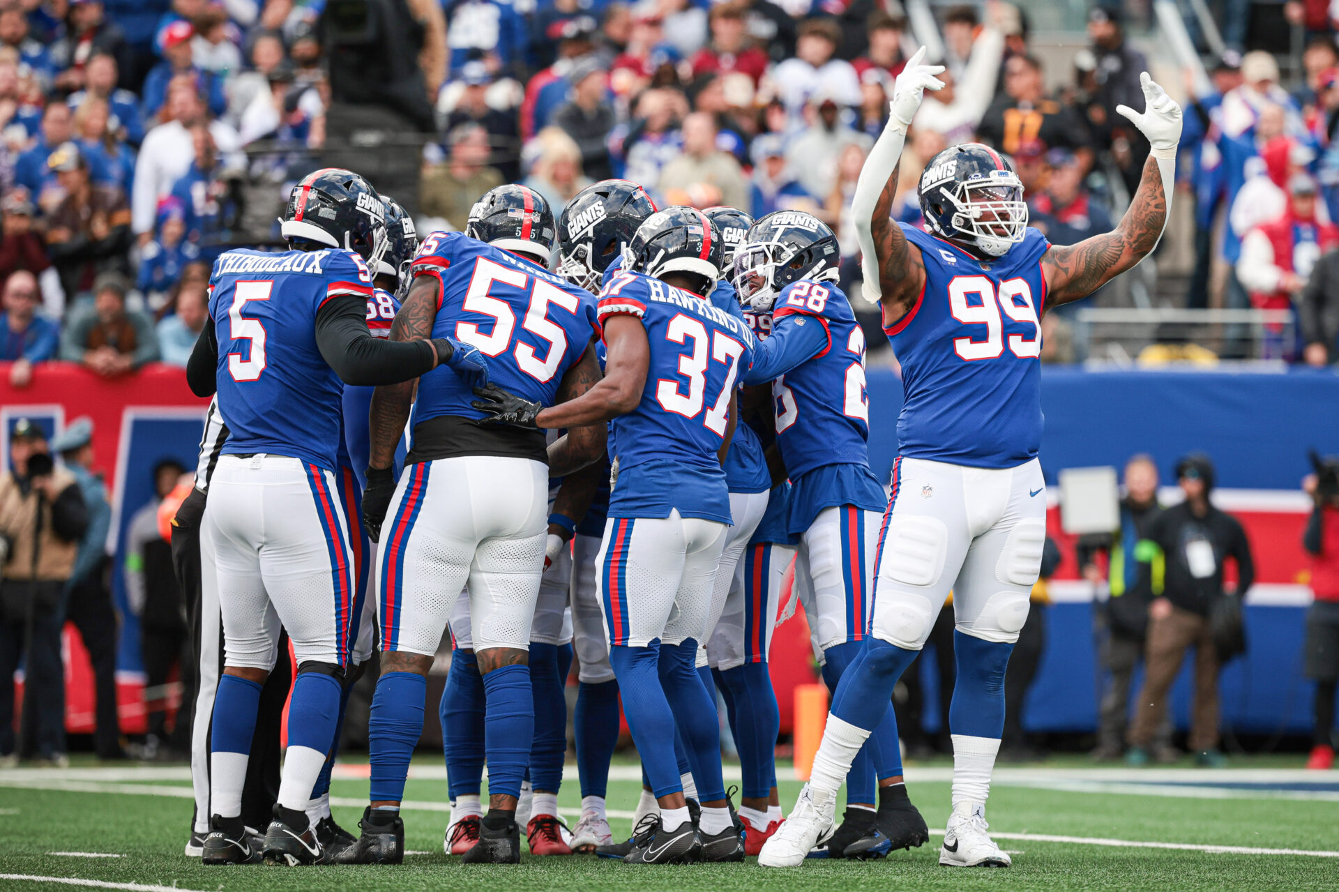 Oct 22, 2023; East Rutherford, New Jersey, USA; New York Giants defensive end Leonard Williams (99) gestures to the crowd before a fourth down during the fourth quarter against the Washington Commanders at MetLife Stadium. Mandatory Credit: Vincent Carchietta-USA TODAY Sports