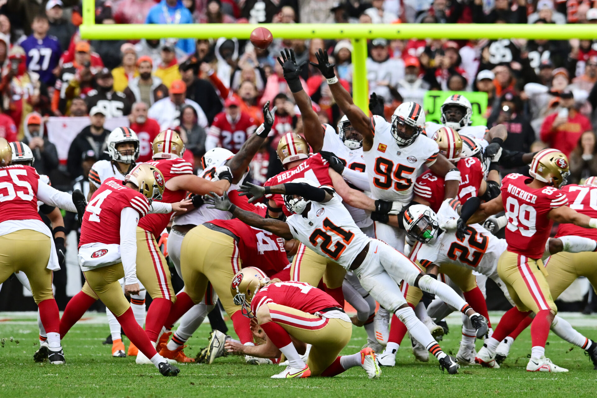 49ers kicker Jake Moody attempts a field goal against the Cleveland Browns