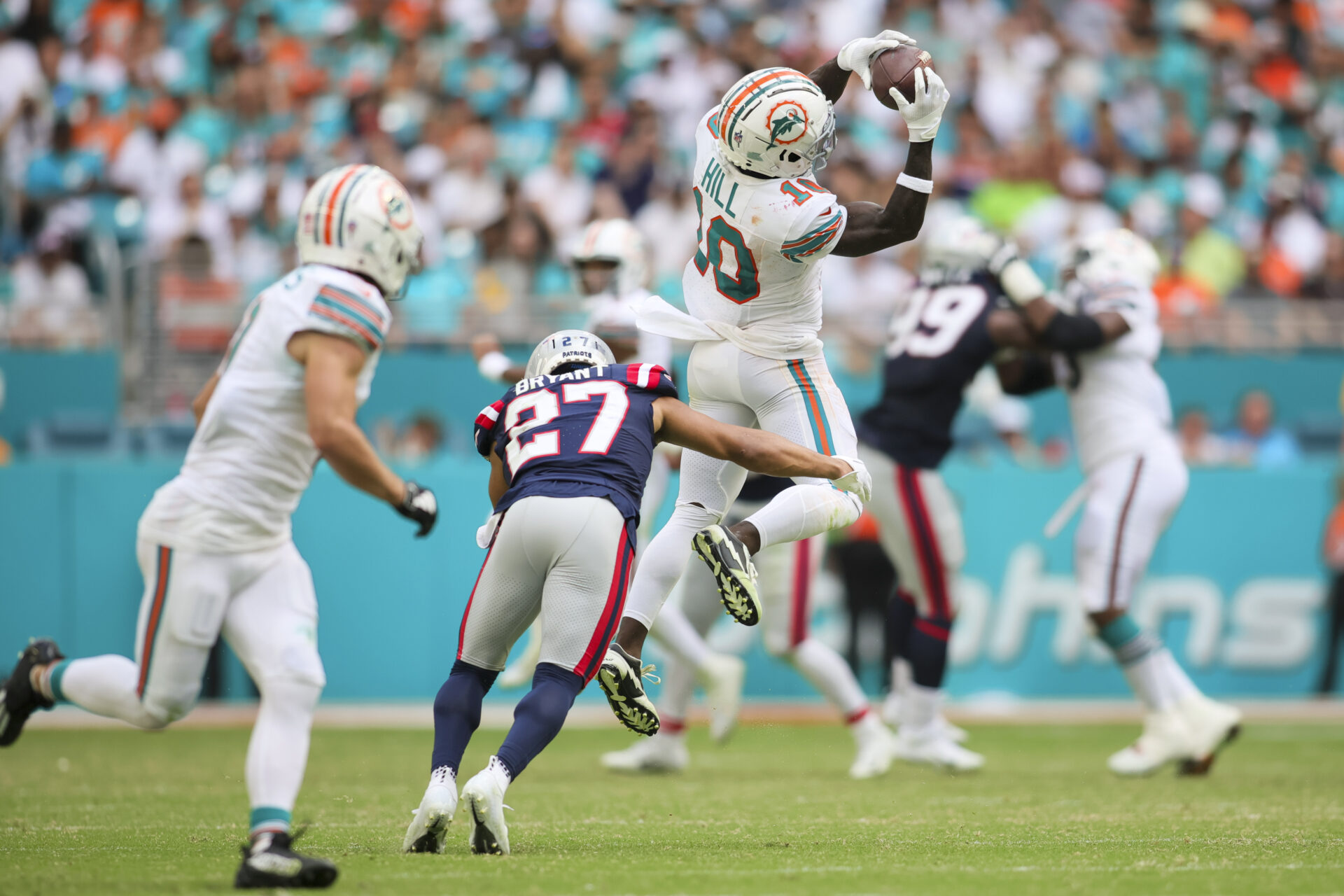 Tyreek Hill makes a leaping catch