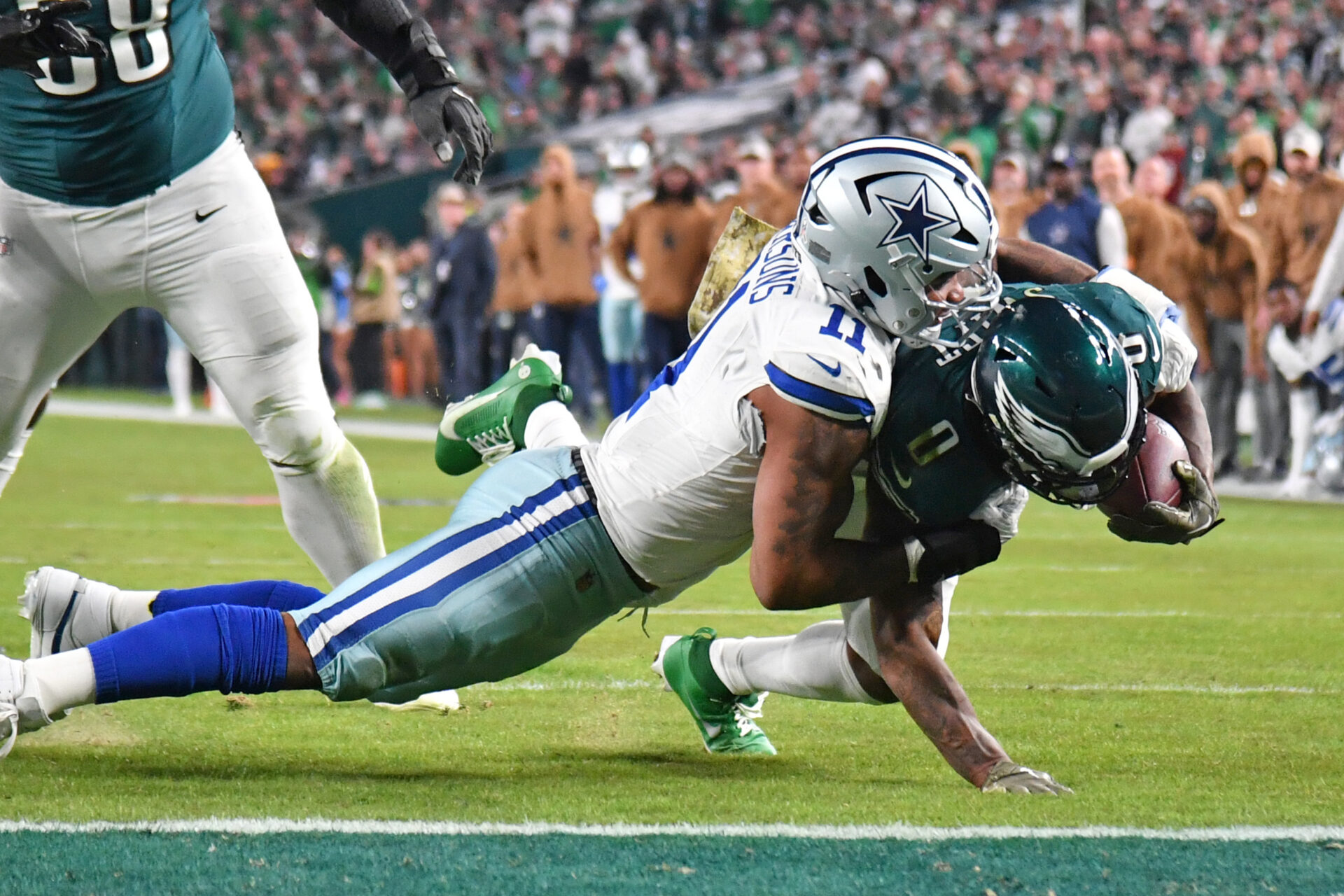 Micah Parsons brings down a Eagles player