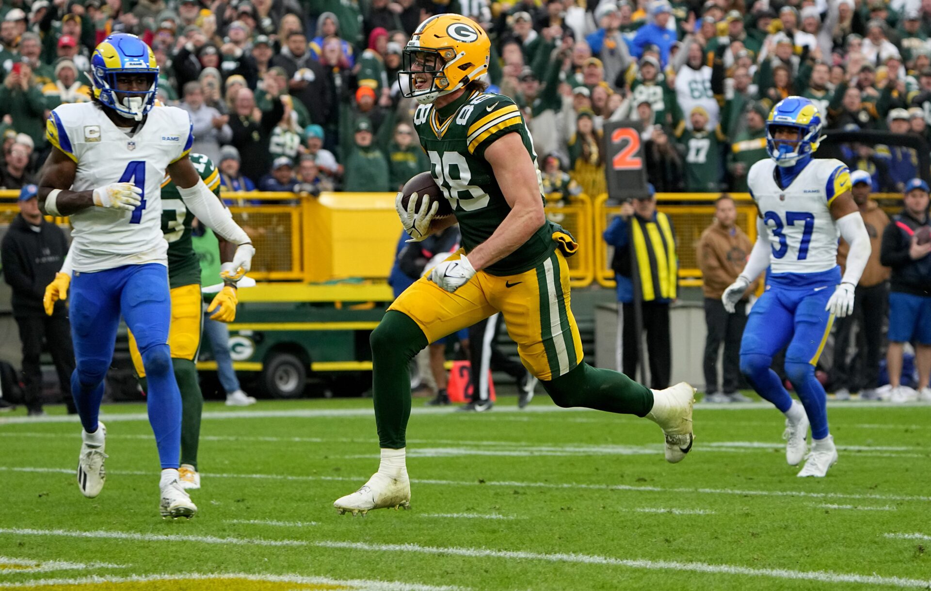 Green Bay Packers TE Luke Musgrave runs with the ball after a catch