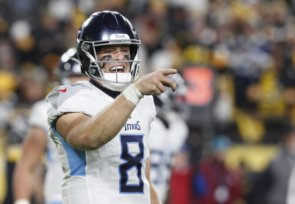 Will Levis yells to teammate during Titans and Steelers game