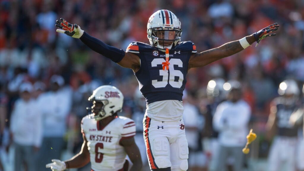 Auburn defensive back Jaylin Simpson