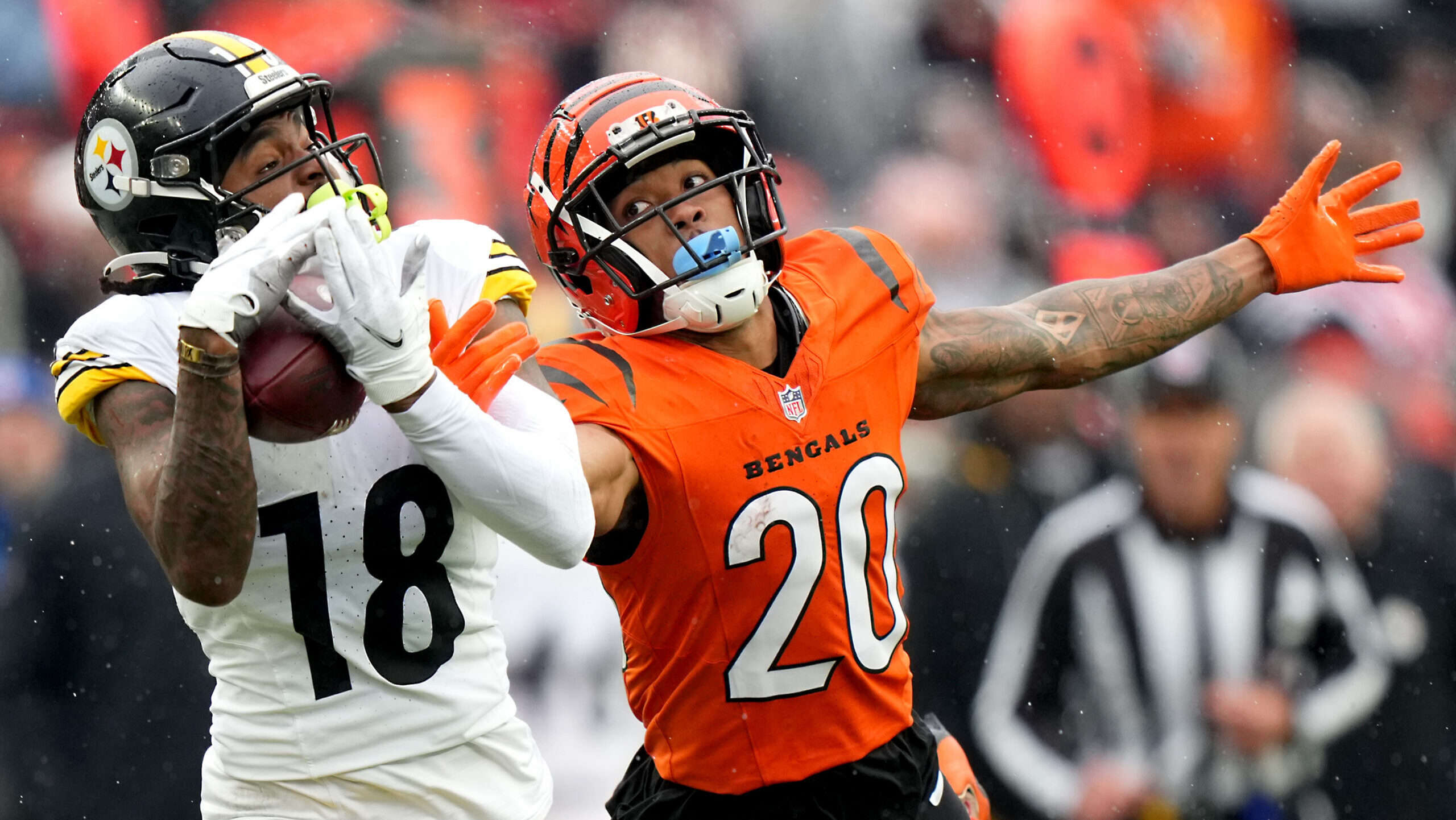 Cincinnati Bengals cornerback DJ Turner II defends Pittsburgh Steelers wide receiver Diontae Johnson.