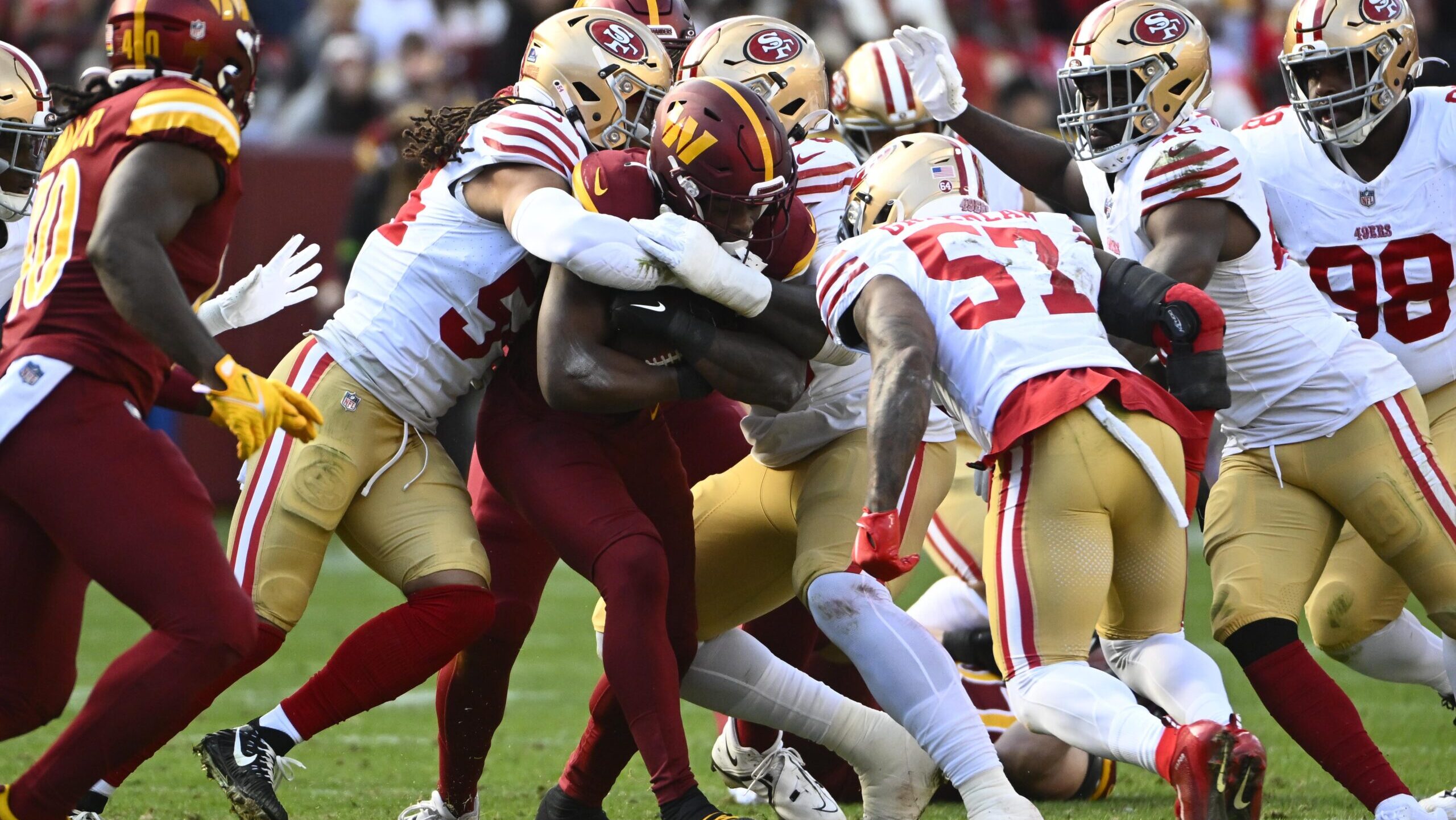 Multiple 49ers' defenders tackle Brian Robinson Jr.