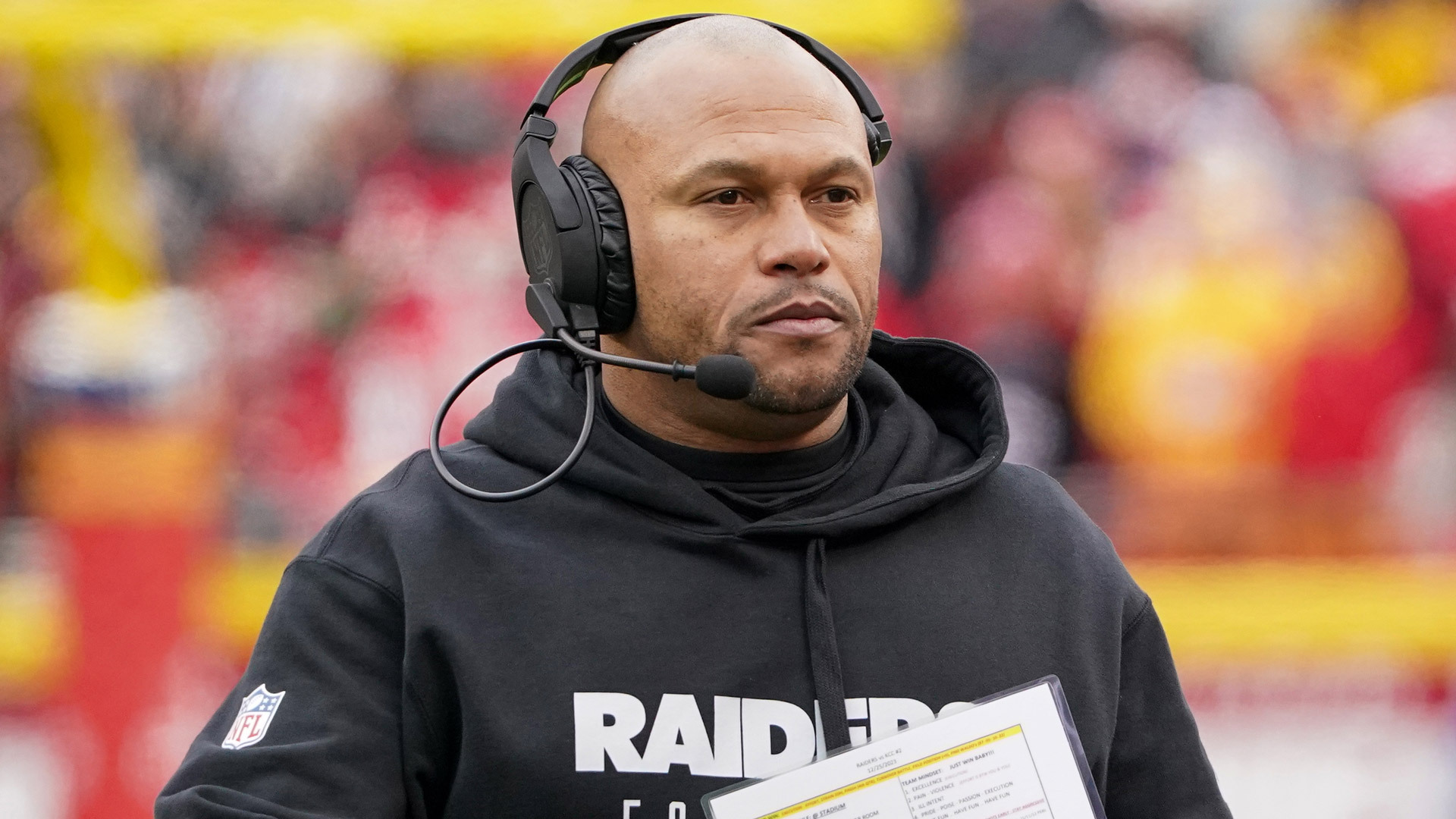 Antonio Pierce stands on Raiders sideline vs. Chiefs