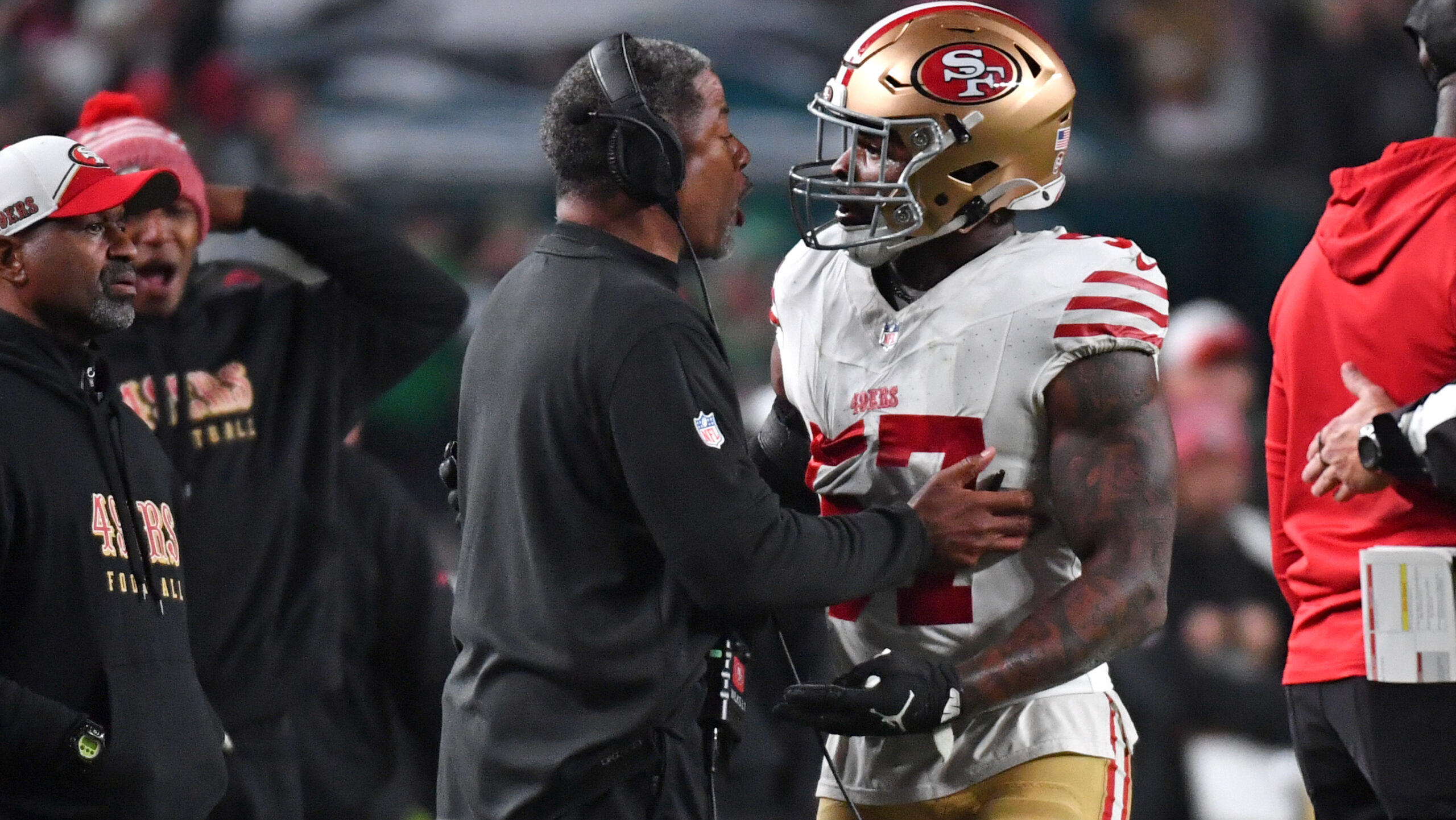 Dre Greenlaw, Steve Wilks on 49ers sideline vs. Eagles