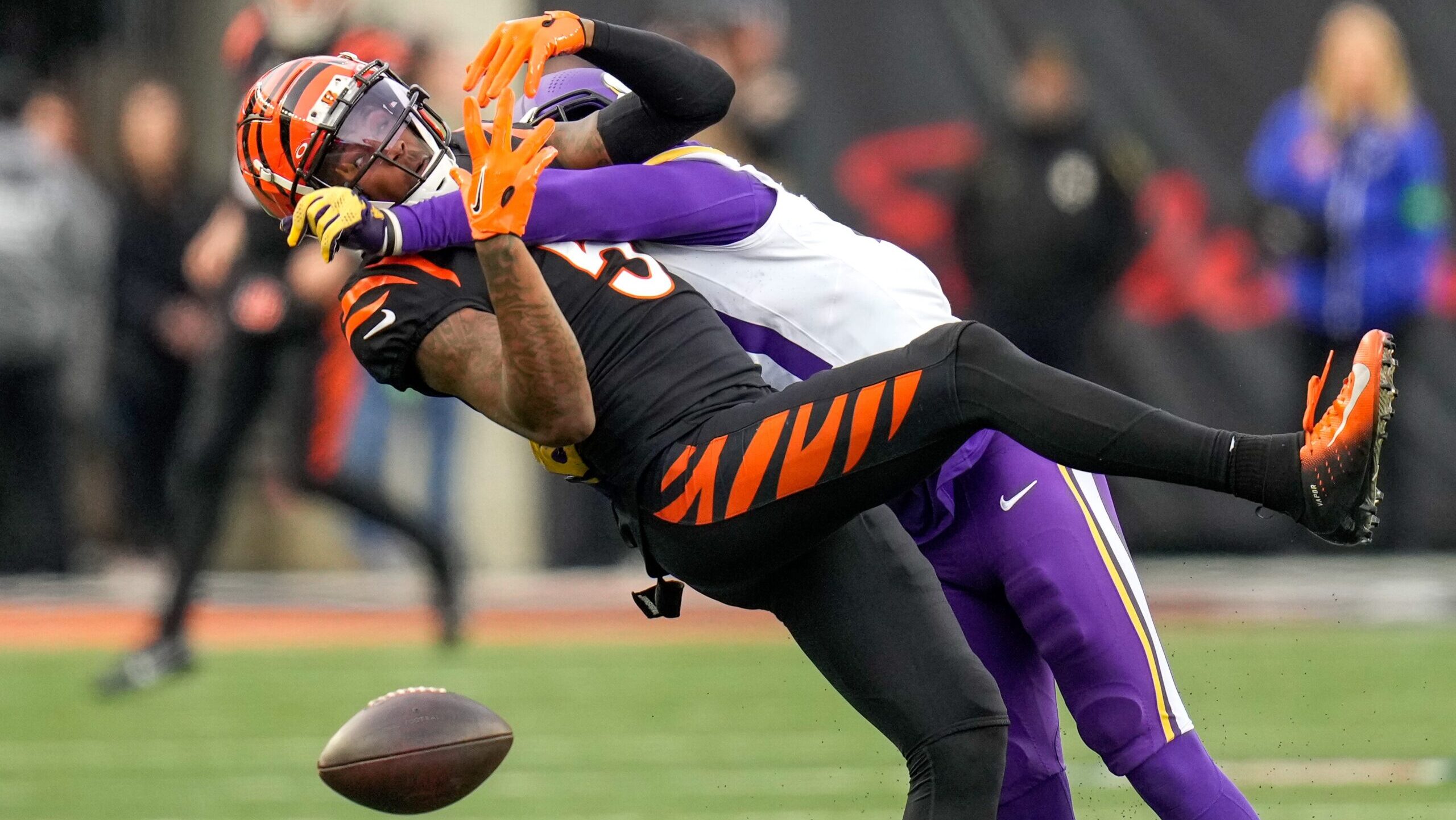 Tee Higgins drops a pass vs. Minnesota Vikings.