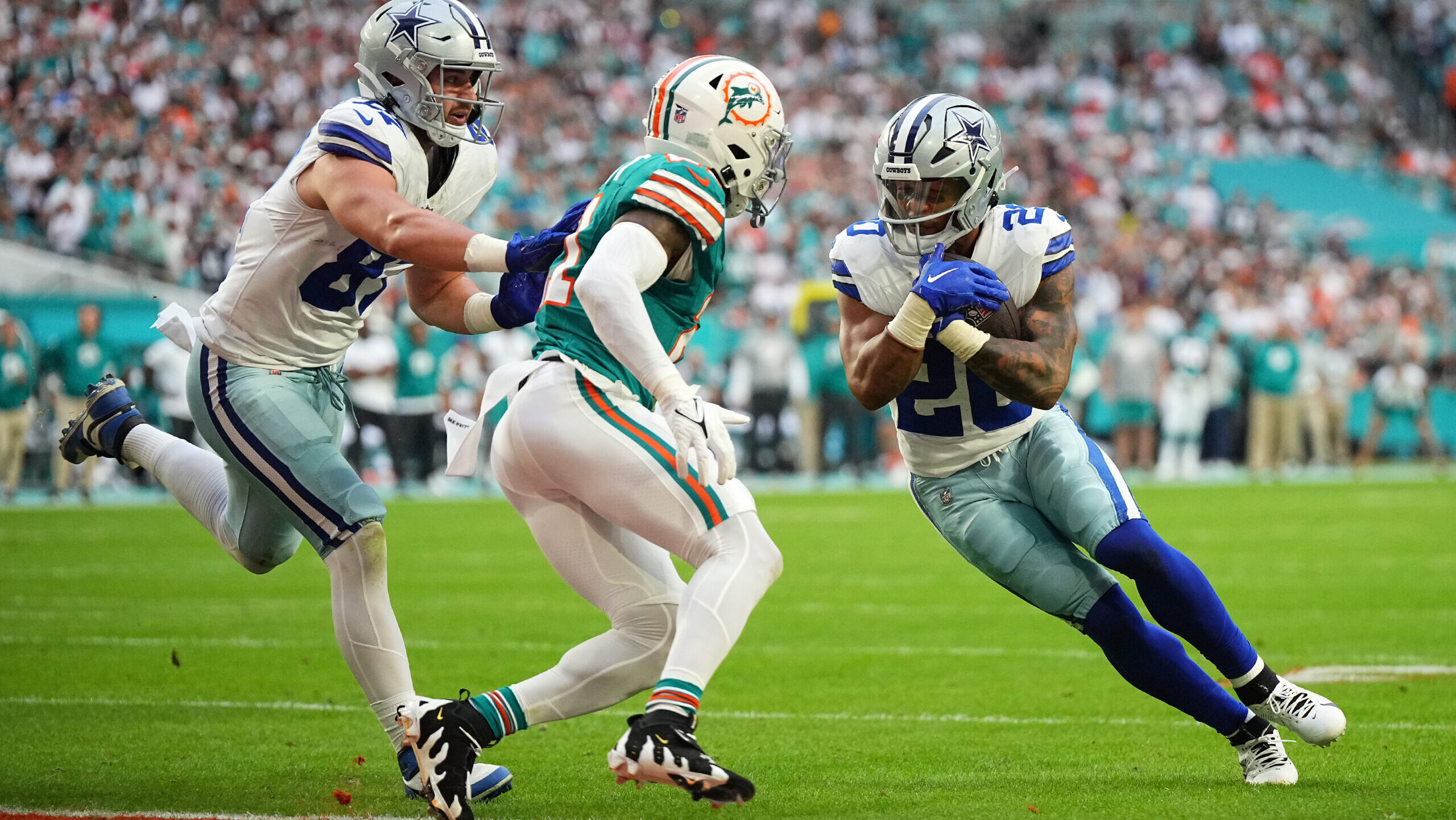 Tony Pollard carries the ball vs. Miami Dolphins