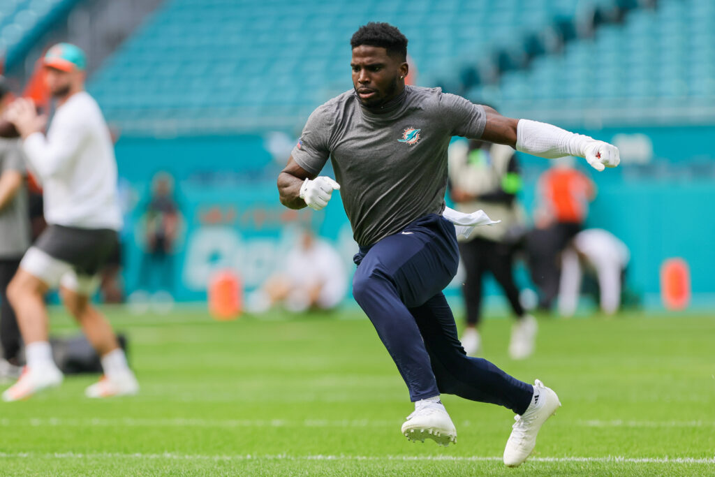 Tyreek Hill warms up before Dolphins vs. Titans