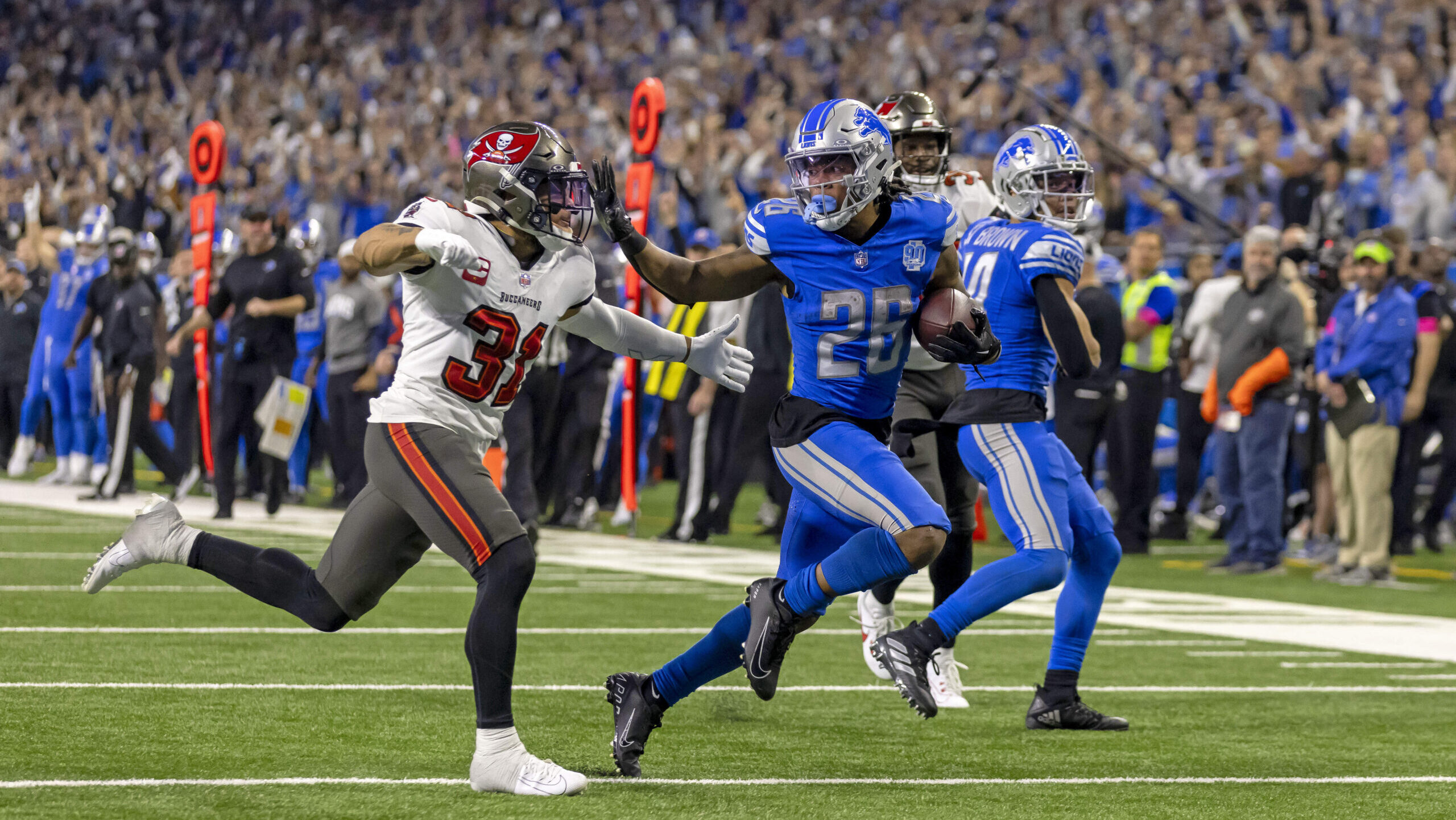 Jahmyr Gibbs stiff arms Buccaneers safety Antonie Winfield Jr.