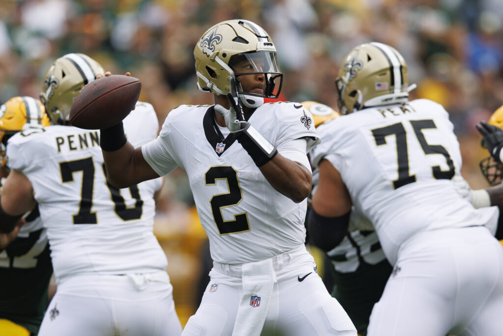 Jameis Winston throws a pass vs. Green Bay Packers