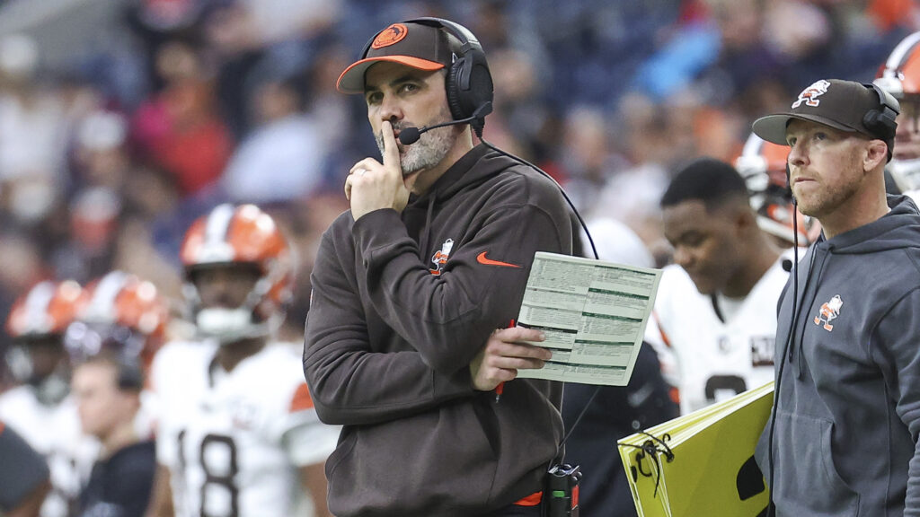 Kevin Stefanski stands on Browns sideline.