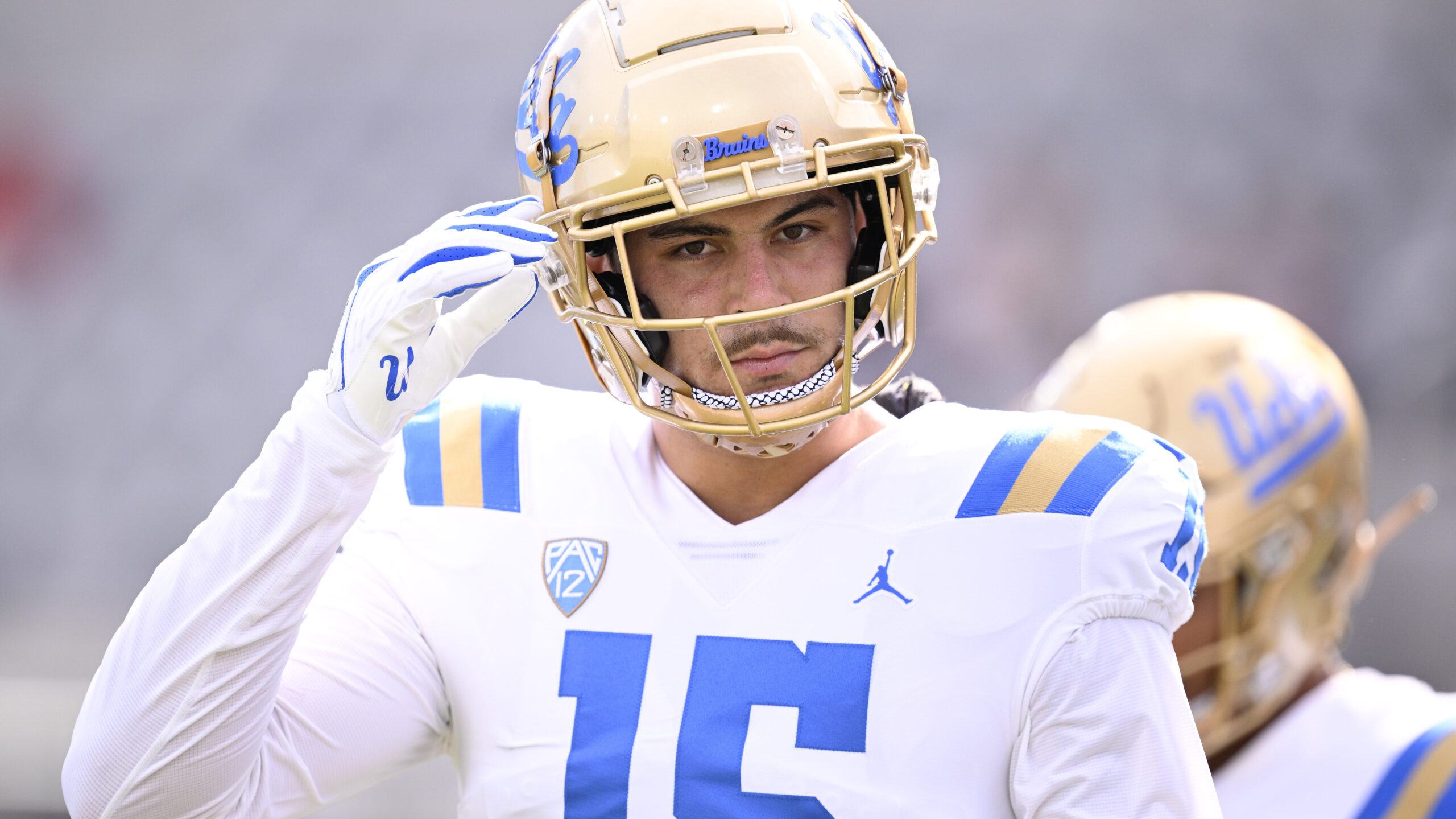 UCLA Bruins defensive lineman Laiatu Latu