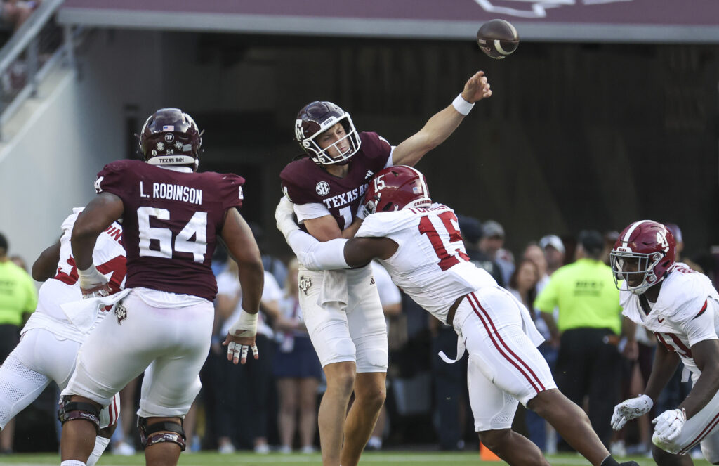 Dallas Turner sacks Texas A&M's quarterback