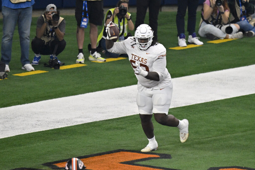 T'Vondre Sweat catches a touchdown