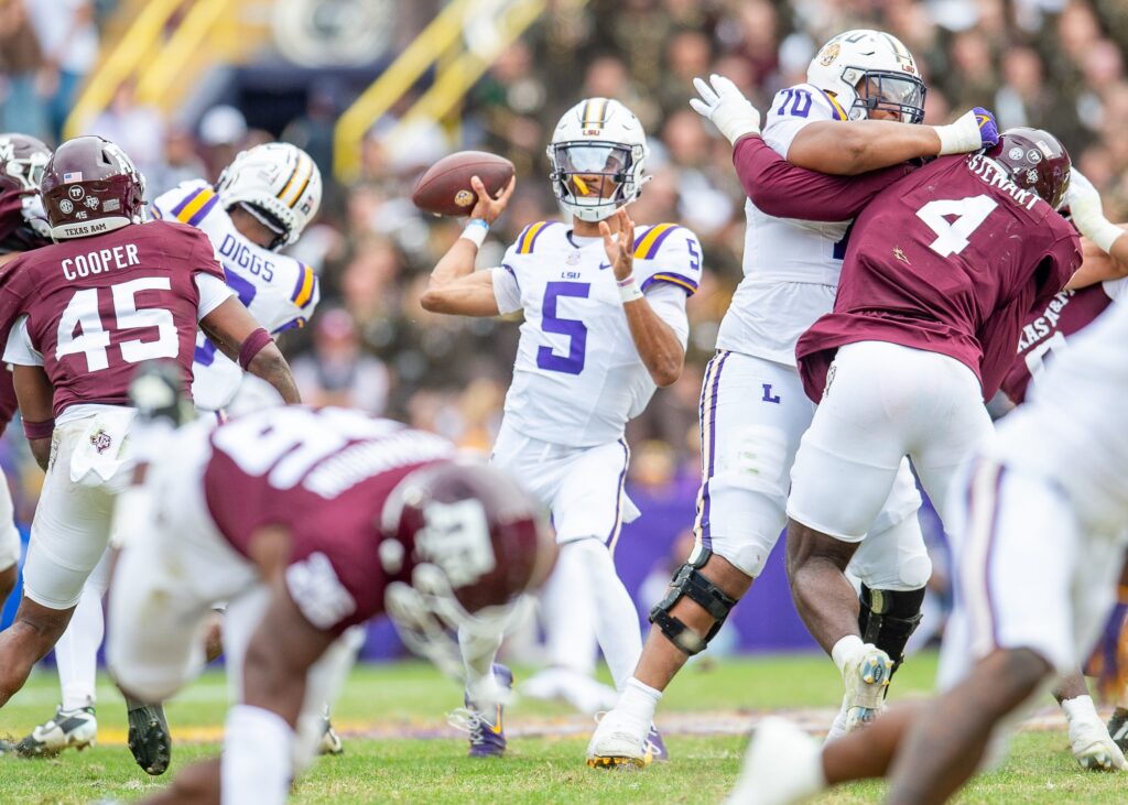 Jayden Daniels throws the ball