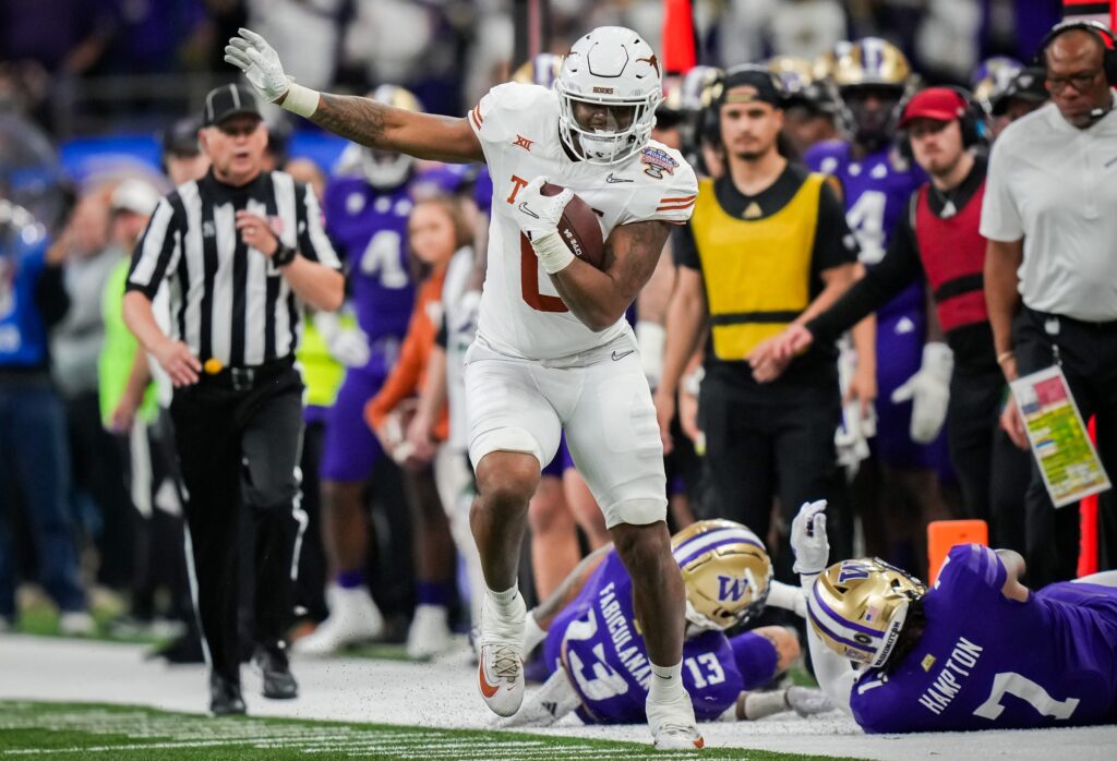 Ja'Tavion Sanders evades a tackle