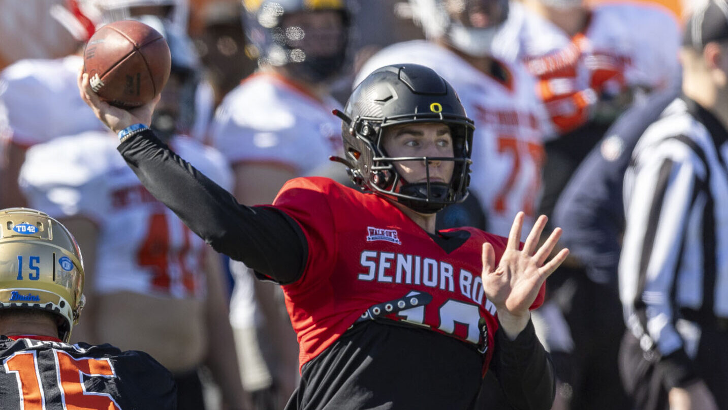 Oregon QB Bo Nix throws a pass at day 1 of the Reese's Senior Bowl practices