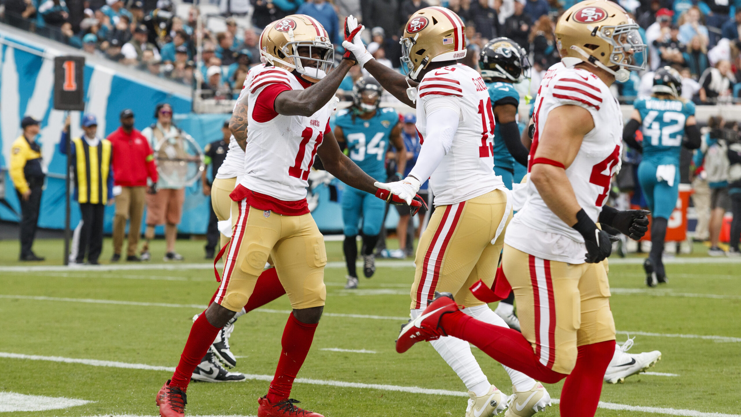 San Francisco 49ers wide receivers Brandon Aiyuk, left, and Deebo Samuel