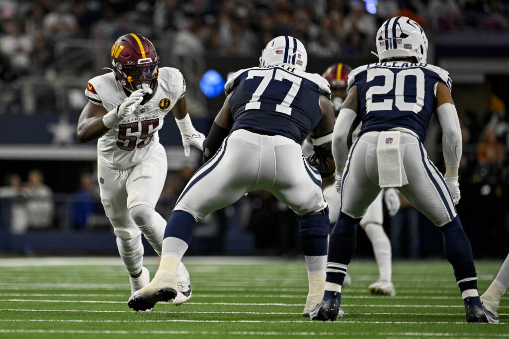 Tyron Smith on the line of scrimmage