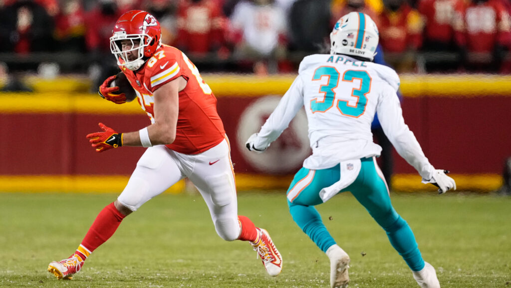 Chiefs Travis Kelce makes the catch in front of Dolphins Eli Apple