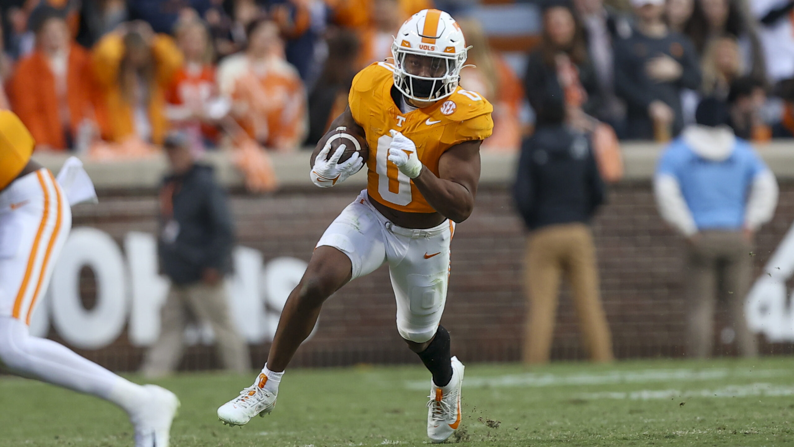 Tennessee running back Jaylen Wright carries the football