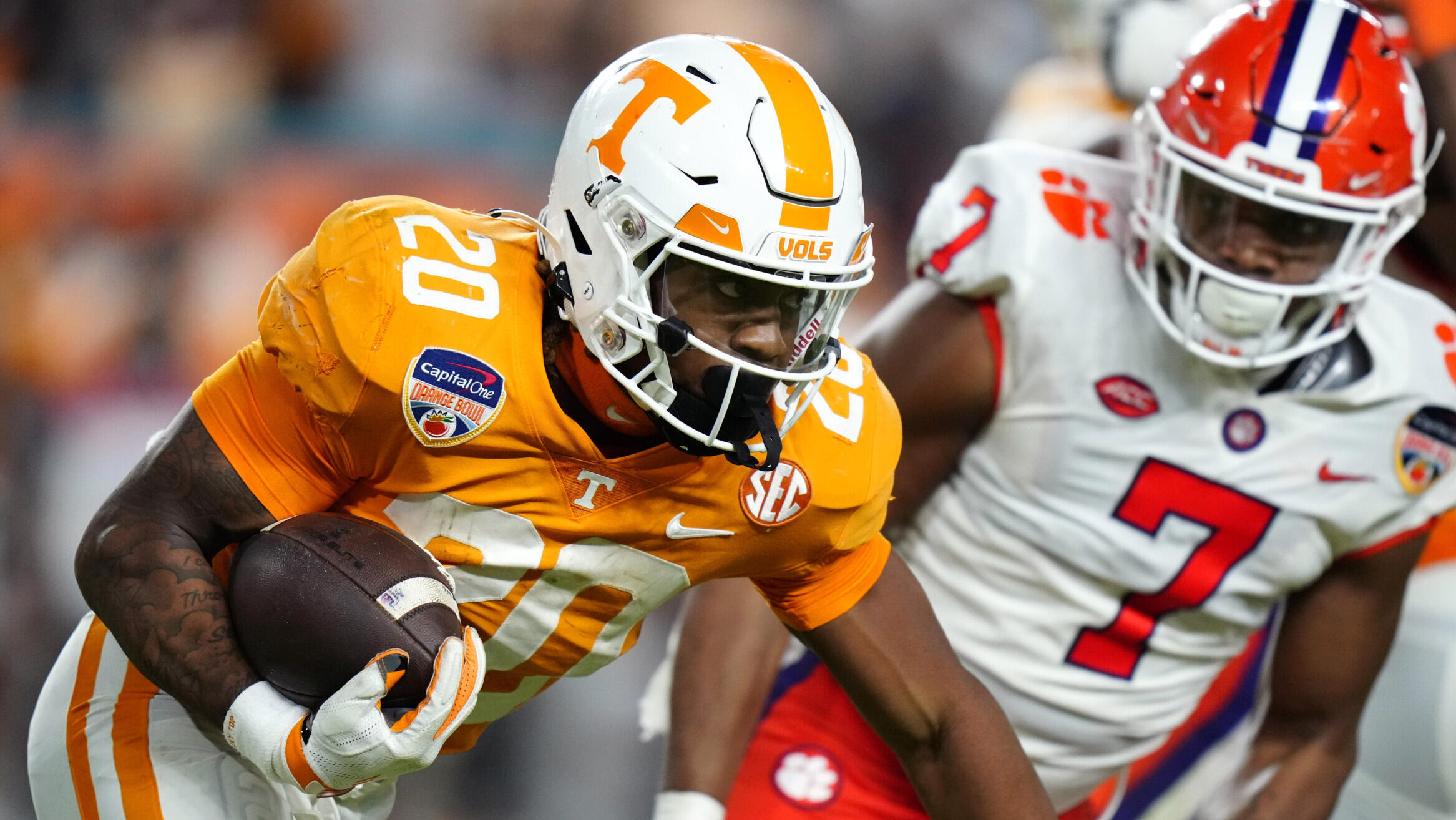 Tennessee RB Jaylen Wright runs with the ball in his hand.