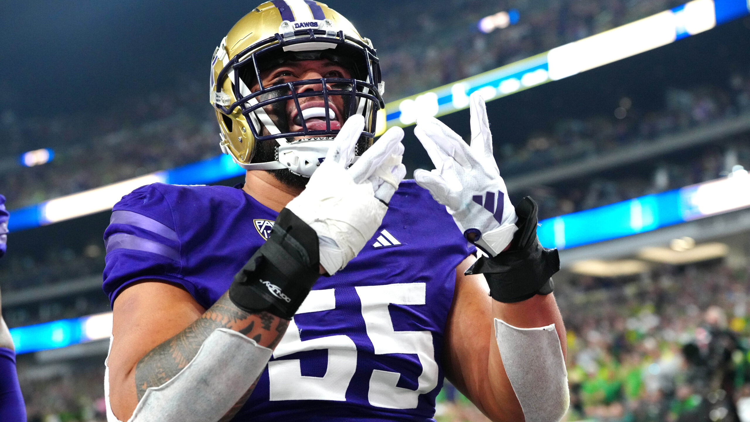 Washington Huskies offensive lineman Troy Fautanu