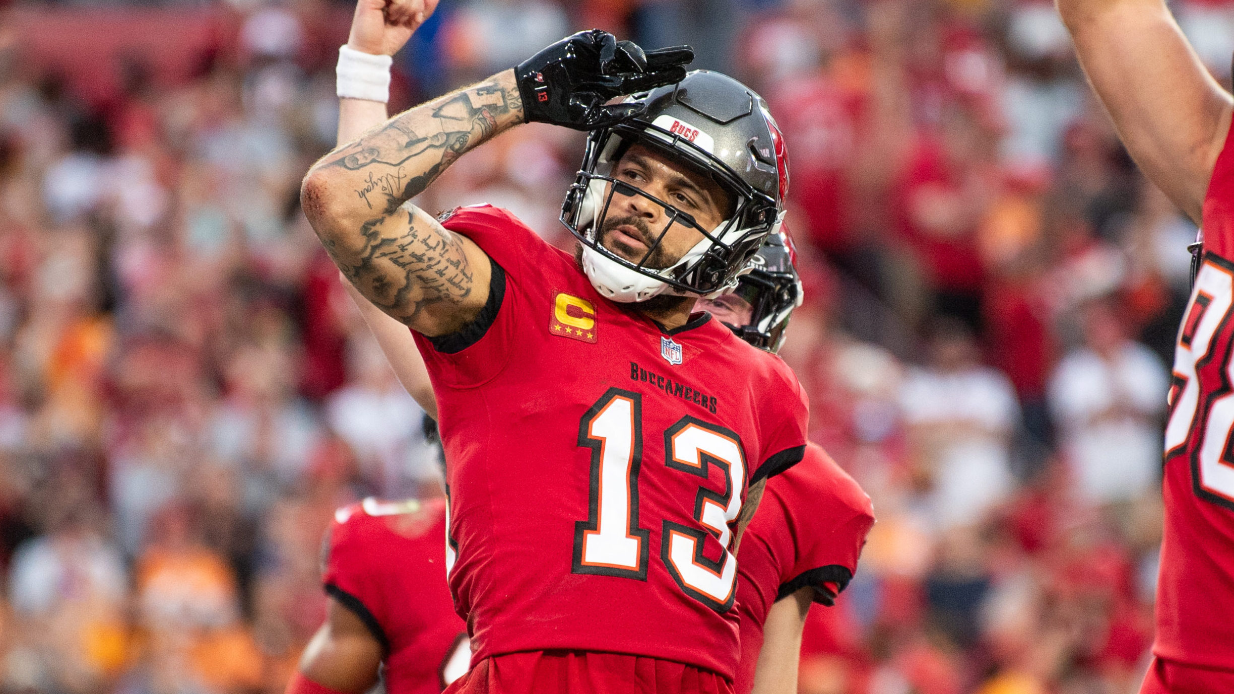 Buccaneers WR Mike Evans gives a salute as a celebration