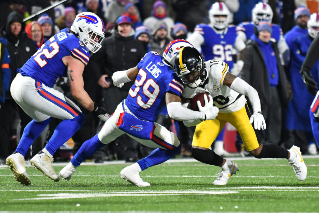 Diontae Johnson runs into a Buffalo Bills defender