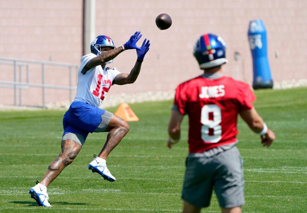 Darren Waller catches a pass from Daniel Jones