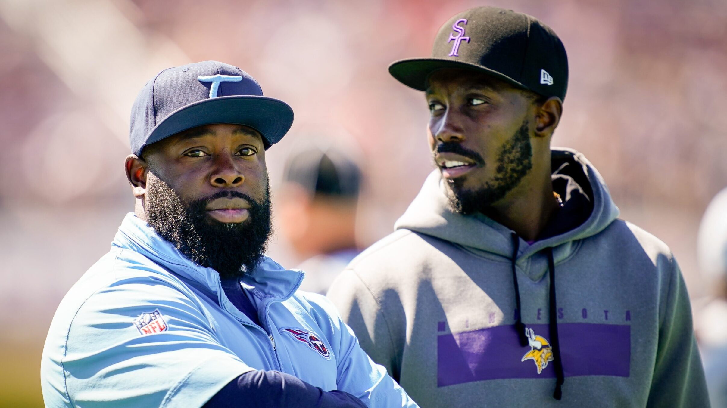 Titans GM Ran Carthon & Vikings GM Kwesi Adofo-Mensah stand next to each other.