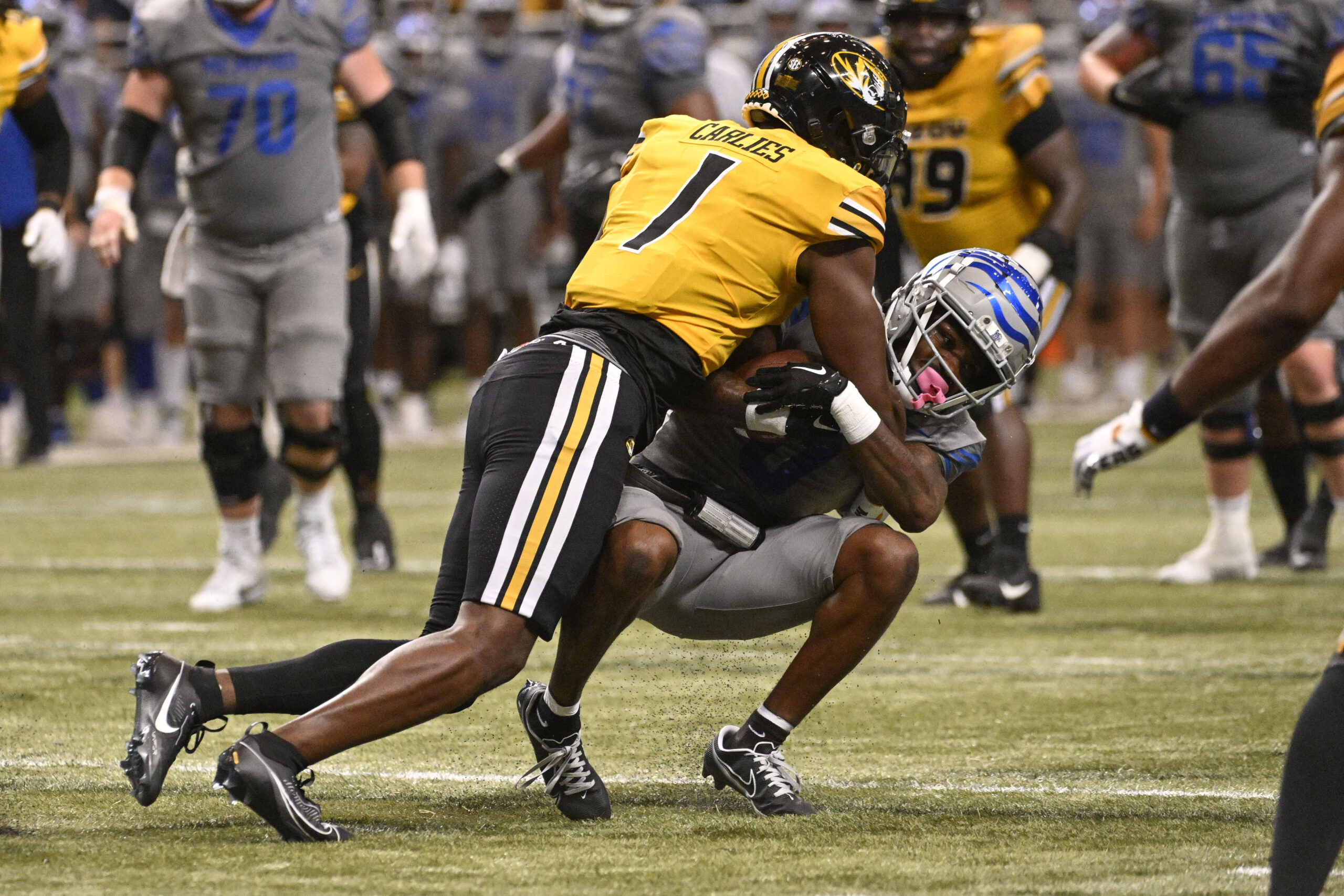 Jaylon Carlies makes a tackle