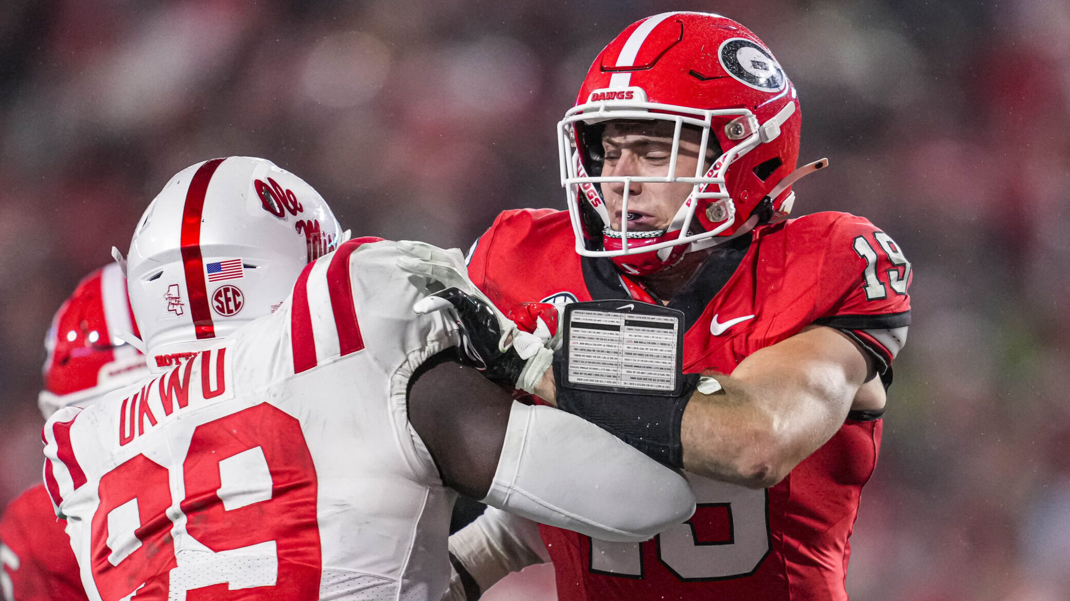 Georgia TE Brock Bowers blocks against Isaac Ukwu