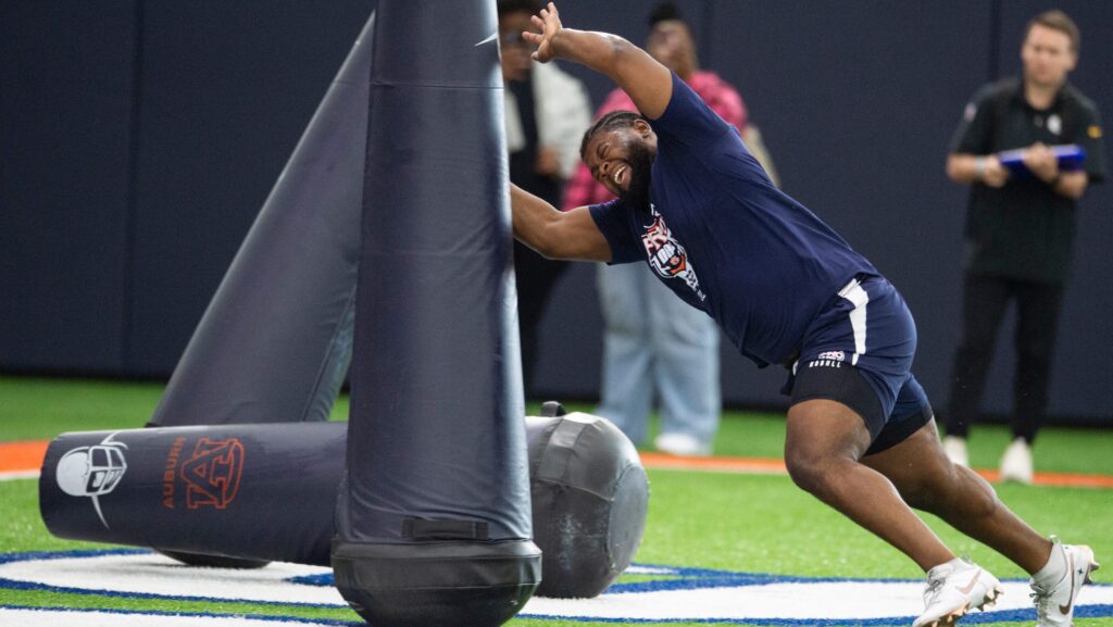 Auburn Tigers defensive lineman Justin Rogers