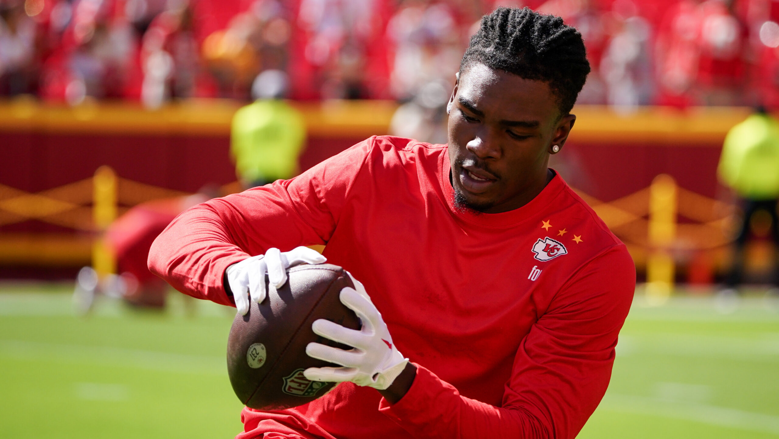 WR Rashee Rice catches a pass during warmups