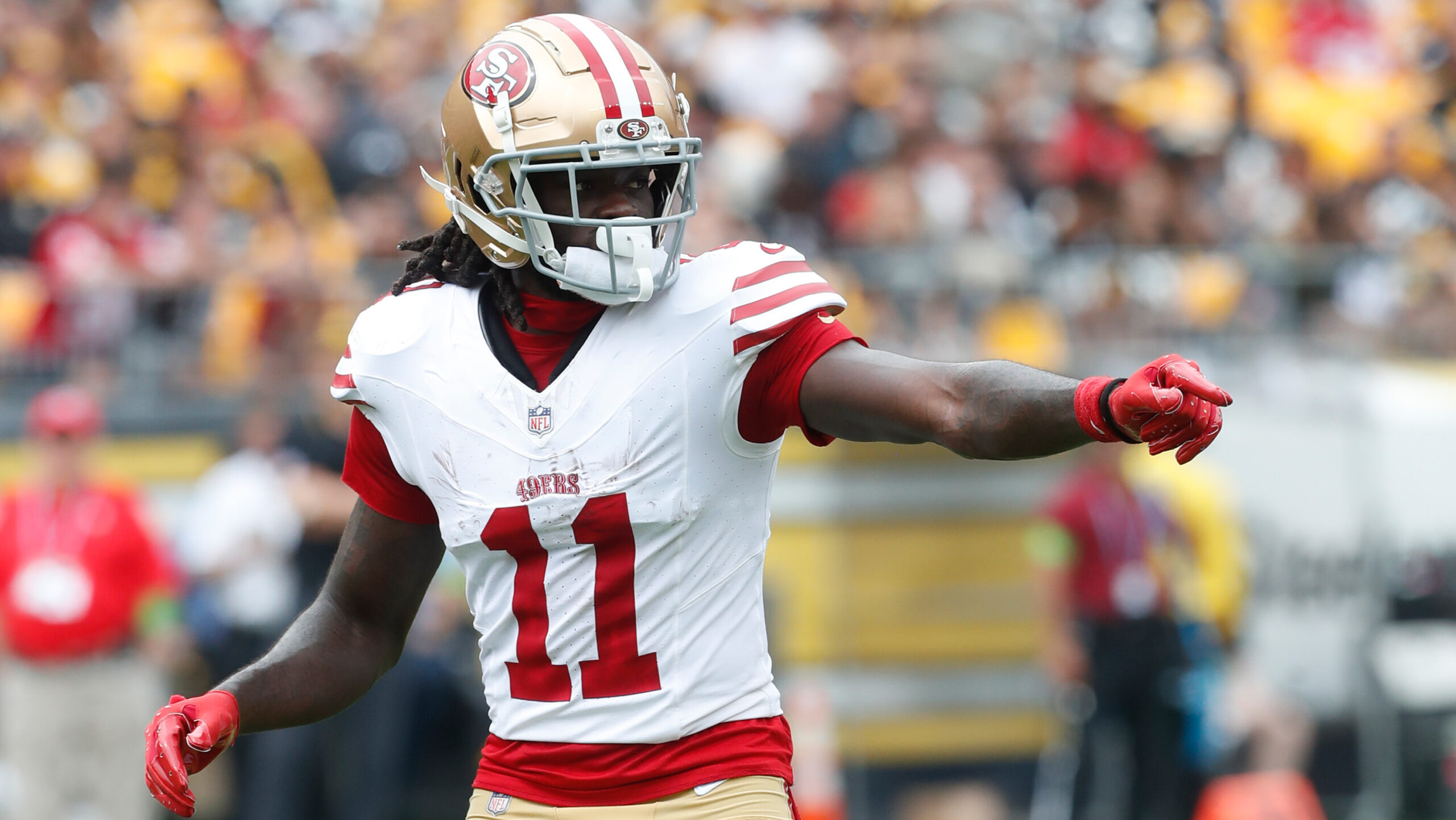 49ers WR Brandon Aiyuk points while at the line of scrimmage
