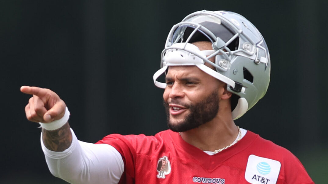 Dak Prescott points at Cowboys training camp