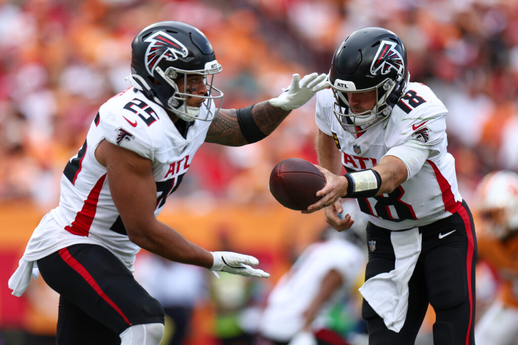 Atlanta Falcons quarterback Kirk Cousins (18) hands off to running back Tyler Allgeier against the Tampa Bay Buccaneers in the fourth quarter at Raymond James Stadium.