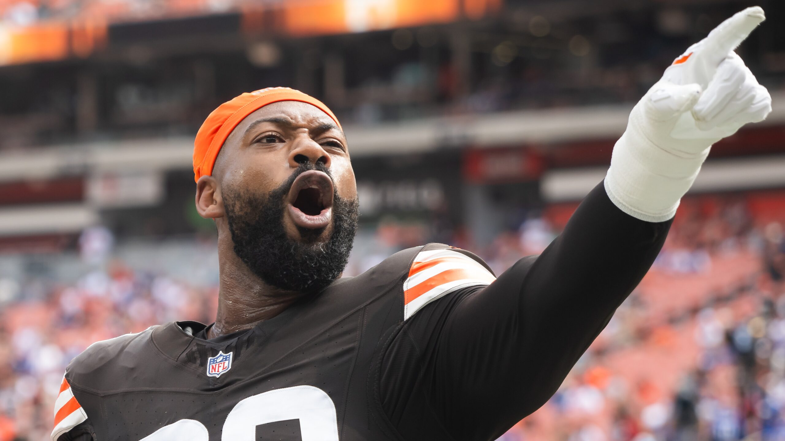Za'Darius Smith points and yells with his helmet off