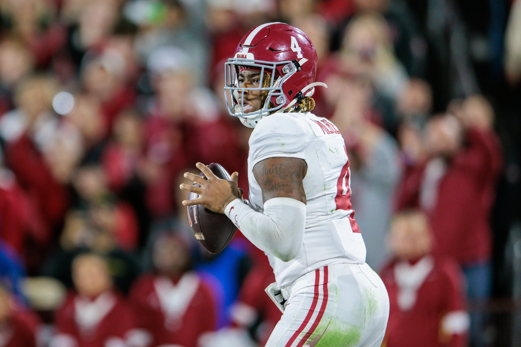 Alabama Crimson Tide quarterback Jalen Milroe (4) passes the ball during the fourth quarter against the Oklahoma Sooners at Gaylord Family-Oklahoma Memorial Stadium.