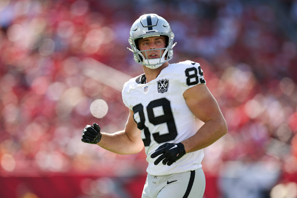 Las Vegas Raiders tight end Brock Bowers (89) line up against the Tampa Bay Buccaneers in the first quarter at Raymond James Stadium.