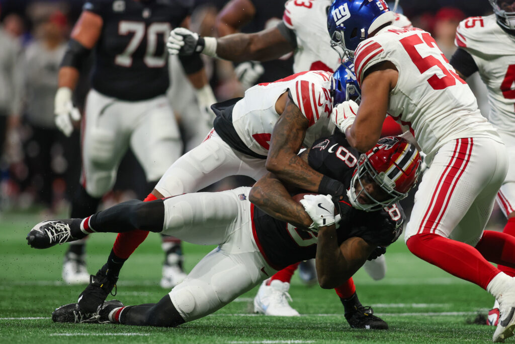 Atlanta Falcons tight end Kyle Pitts (8) catches a pass against the New York Giants in the fourth quarter at Mercedes-Benz Stadium. 